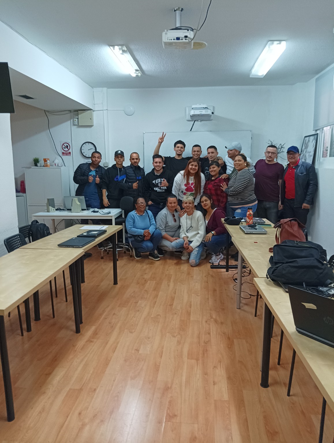 Personas reunidas en un aula, posando juntas para una fotografía de grupo.